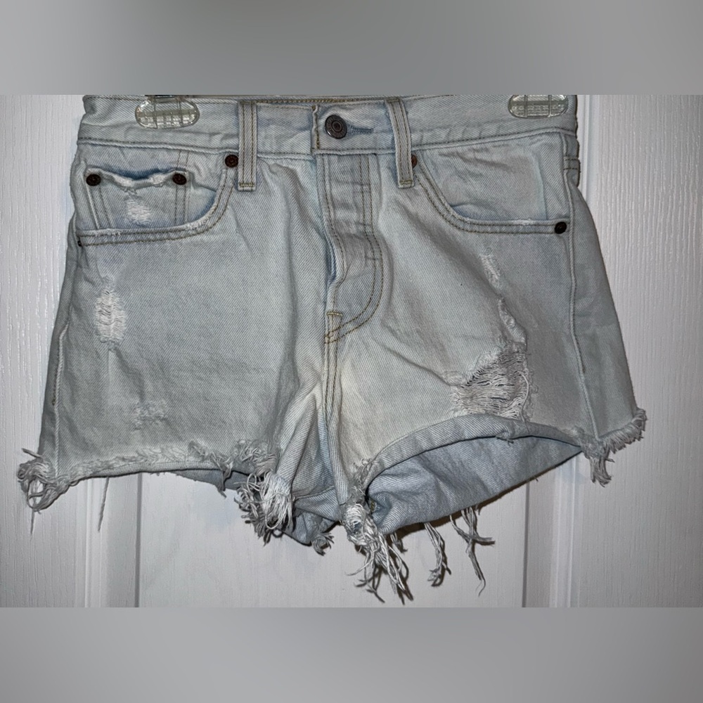 Levi’s Light Wash 100% Cotton Distressed Denim Shorts Size 25